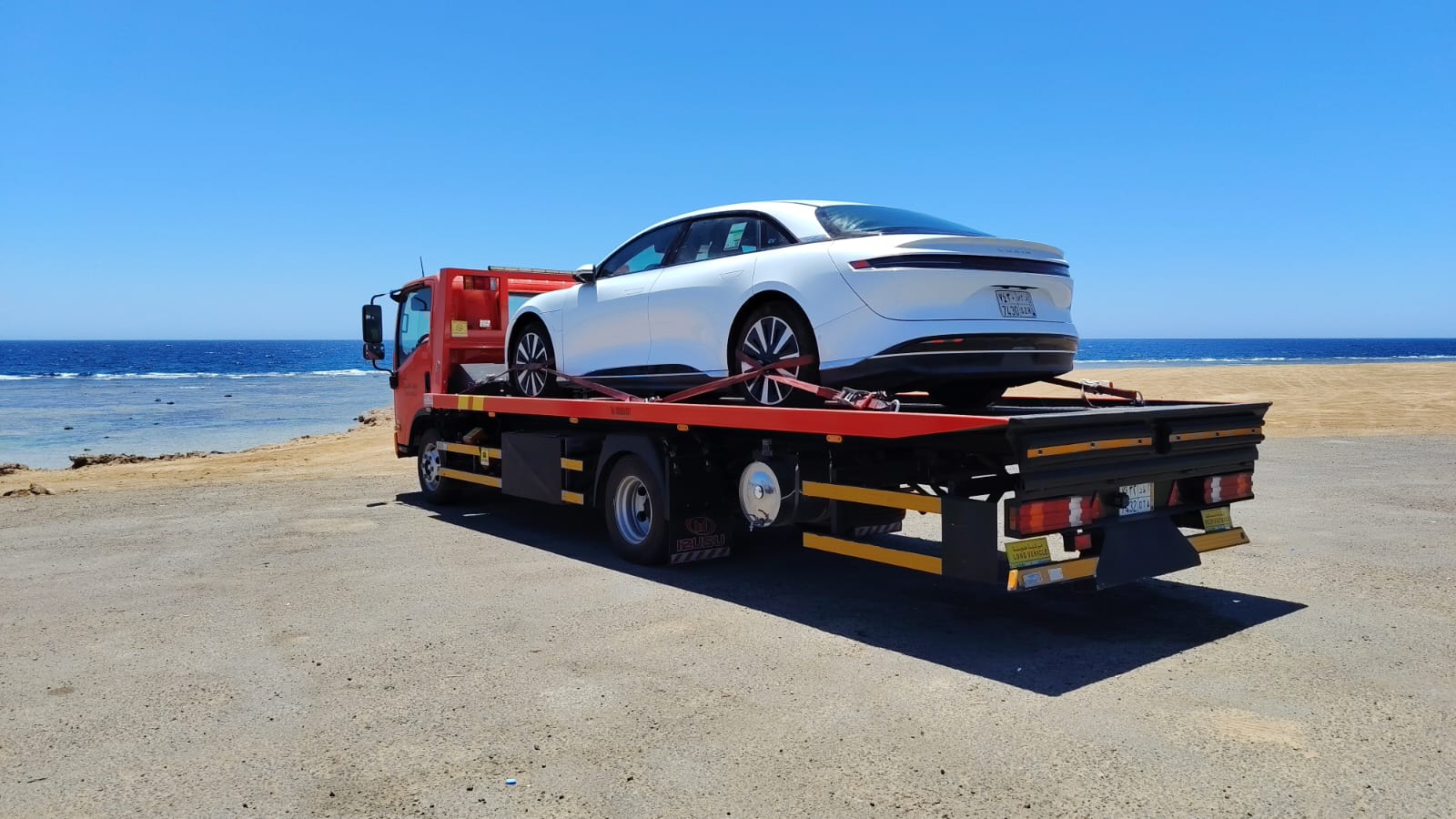 SUV transport along the Jeddah coast road