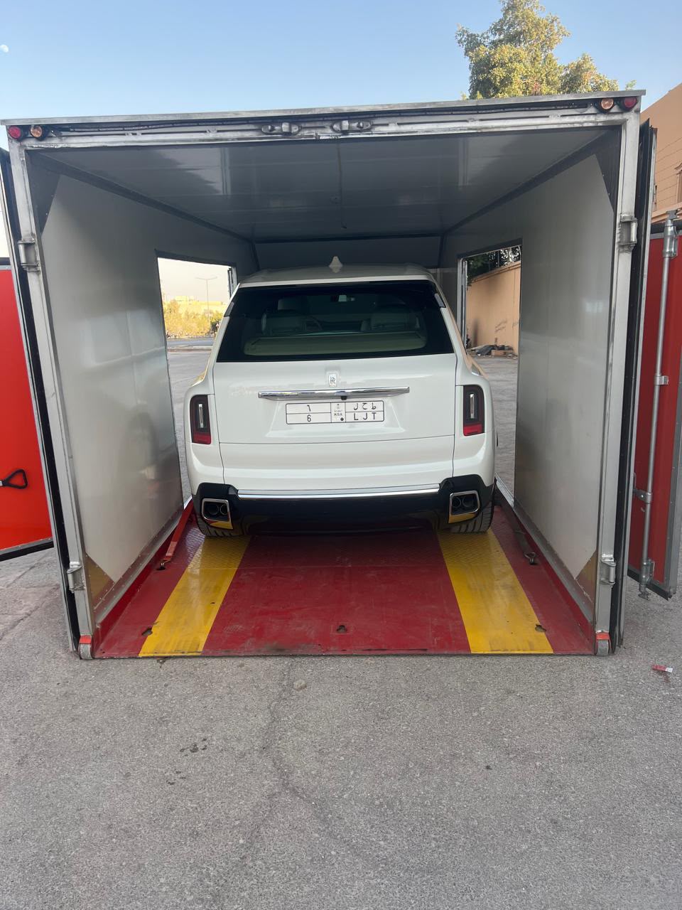 Range Rover — fully enclosed vehicle transport